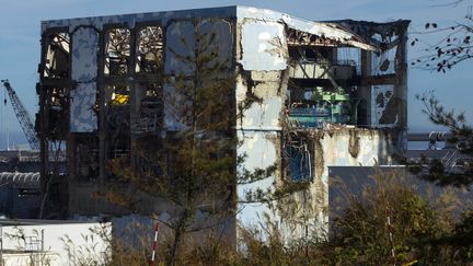 Un b&acirc;timent de la centrale nucl&eacute;aire de Fukushima (Japon), le 12 novembre 2011. (DAVID GUTTENFELDER / AFP)