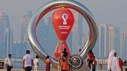 Le sablier installé à Doha qui décompte le temps qu'il reste avant l'ouverture de la coupe du monde de football au Qatar en 2022. (KARIM JAAFAR / AFP)