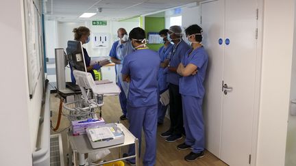 Des membres du personnel soignant de l'hôpital de Wexham Park, à Slough, près de Londres (Royaume-Uni), le 22 mai 2020. (STEVE PARSONS / AFP)