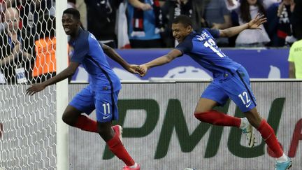 Ousmane Dembélé et Kylian Mbappé ont réalisé un très beau match face à l'Angleterre. (THOMAS SAMSON / AFP)