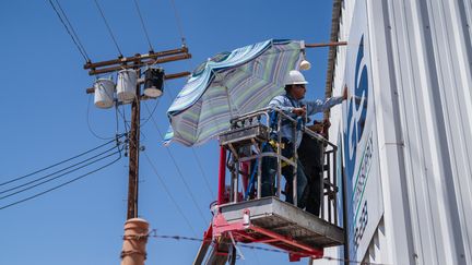 Un ouvrier se protège comme il peut du soleil dans la ville d'El Centro en Californie, le 31 août 2022. (ARIANA DREHSLER / GETTY IMAGES NORTH AMERICA)