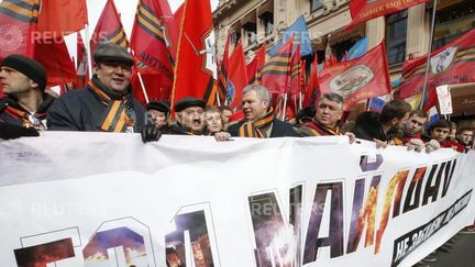 En lettres de feu : «Maïdan, un an. Nous n'oublierons pas, nous ne pardonnerons pas». Sur les drapeaux, le ruban orange et noir de Saint-Georges qui symbolise la victoire russe sur le nazisme lors de la Seconde Guerre mondiale. (Photo REUTERS/Sergei Karpukhin)