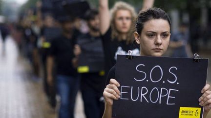 Des militants d'Amnesty international déflient à Sofia, le 18 juillet 2014, pour dénoncer les agressions contre les migrants et les homosexuels, notamment. (AFP PHOTO / DIMITAR DILKOFF)