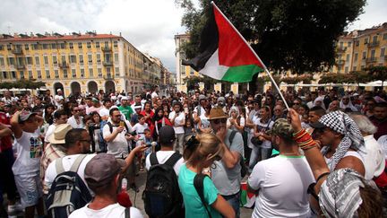 &nbsp; ("Malgré l'interdiction préfectorale, 350 personnes se sont rassemblées à Nice lundi © Maxppp)