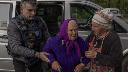 Une ukrainienne de 81 ans, Raisa, qui a été évacuée de la ville de Vovtchansk arrive à un point d'évacuation dans la région de Kharkiv, le 12 mai 2024. (ROMAN PILIPEY / AFP)