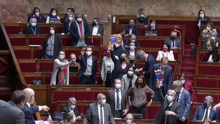 "Indignes", "vulgaires", ou "sidérants" sont les propos utilisés par plusieurs membres de la classe politique pour qualifier les propos d'Emmanuel Macron, qui a affirmé vouloir "emmerder" les non-vaccinés. (CAPTURE ECRAN FRANCE 2)