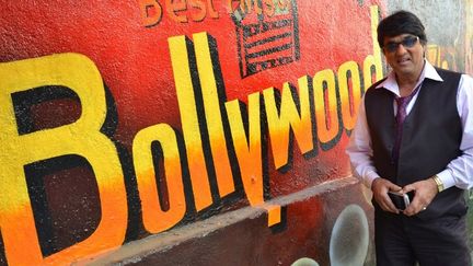 A Bombay, l'acteur MUKESH KHANNA pose devant une affiche (2014)
 (ANTOINE LORGNIER / ONLY WORLD / ONLY FRANCE)