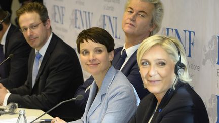 Frauke Petry ( AfD allemande), Geert Wilders (PVV néerlandais) et Marine Le Pen ( FN France) lors d'une conférence de presse commune à Cologne le 21 janvier 2017 (ROBERTO PFEIL / AFP)