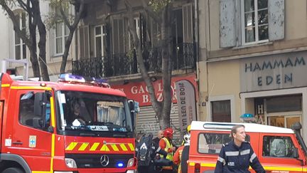 Une partie d'un balcon situé au-dessus d'un bazar boulevard Garibaldi est tombée sur une passante, lors de la marche blanche samedi 10 novembre 2018 en mémoire des victimes de l'effondrement d'immeubles lundi 5 novembre à Marseille. (OLIVIER MARTOCQ/RADIO FRANCE)