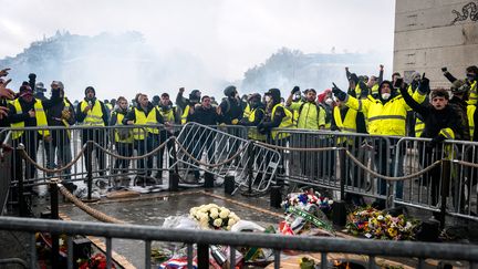 Des "gilets jaunes" entourés par les forces de l'ordre, samedi 1er décembre 2018 à Paris.&nbsp; (KARINE PIERRE / AFP)