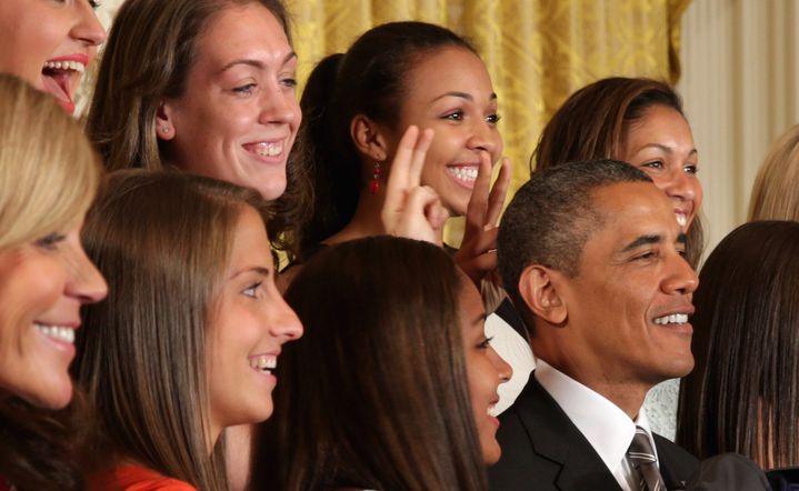 Deux joueuses de l'&eacute;quipe de basket de l'universit&eacute; du Connecticut font des oreilles de lapin &agrave; Barack Obama, lors d'une r&eacute;ception &agrave; la Maison Blanche, le 31 juillet 2013.&nbsp; (CHIP SOMODEVILLA / GETTY IMAGES NORTH AMERICA)