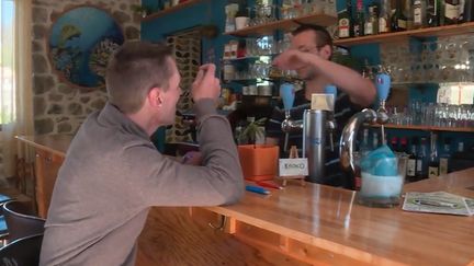 Dans les zones rurales, une commune sur deux ne dispose pas d'un commerce de proximité. Un jeune couple a ouvert son café-épicerie dans le hameau d'Aizac en Ardèche. (FRANCE INFO TV)