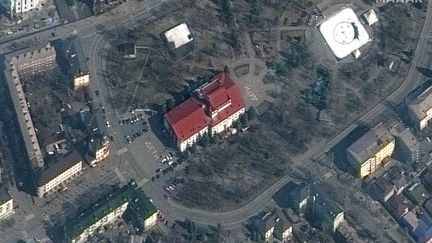 Une photo satellite en témoigne&nbsp;: le mot "enfants" était écrit en grand sur le sol, en cyrillique, aux abords du théâtre de Marioupol, bombardé mercredi 16 mars par la Russie. (- / SATELLITE IMAGE ©2022 MAXAR TEC)