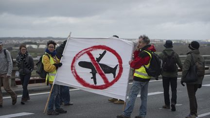 &nbsp; (Les opposants qui bloquaient le périphérique nantais ont été délogé par la police en fin de journée © maxPPP)