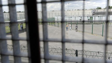 Des détenus dans la cour de la maison d'arrêt de Nanterre (Hauts-de-Seine), le 22 juillet 2010.&nbsp; (MIGUEL MEDINA / AFP)