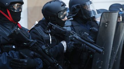 Des policiers de la birgade anti-criminalité, le 10 décembre 2019, à Paris. (ZAKARIA ABDELKAFI / AFP)