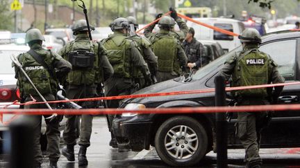 Les forces de l'ordre s'apprêtent à intervenir dans le collège Dawson à Montréal le 13 septembre 2006. (DAVID BOILY / AFP)