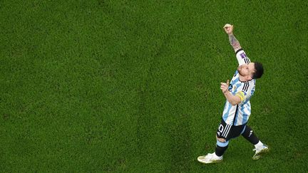 Lionel Messi tout à sa joie avec l'Argentine, lors du 8e de finale de la Coupe du monde Argentine-Australie, le 3 décembre 2022. (PAVEL GOLOVKIN / AP)