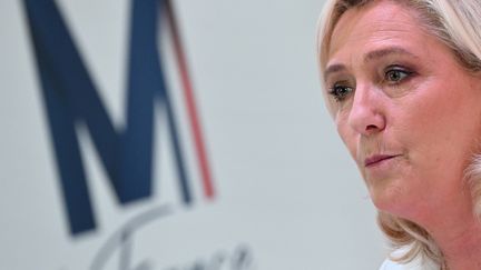 Marine Le Pen tient une conférence de presse sur la diplomatie et la politique étrangère à Paris le 13 avril 2022. (EMMANUEL DUNAND / AFP)