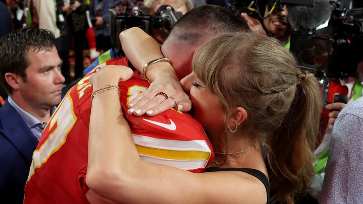 Taylor Swift dans les bras de son compagnon Travis Kelce, vainqueur du Super Bowl avec les Chiefs de Kansas City. (EZRA SHAW / GETTY IMAGES NORTH AMERICA)