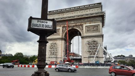 Les préparatifs de l'empaquetage de l'Arc de Triomphe à Paris, le 13 août 2021. (ANNE CHÉPEAU / RADIO FRANCE)