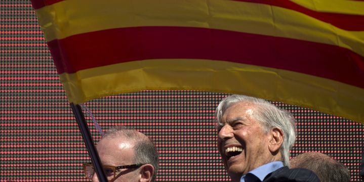 Mario Vargas Llosa dimanche 8 octobre à Barcelone lors de la manifestation contre l'indépendance de la Catalogne.
 (JORGE GUERRERO / AFP)