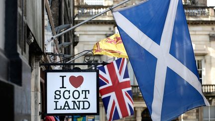 Le drapeau écossais avec derrière le drapeau britannique.&nbsp; (VINCENT ISORE / MAXPPP)