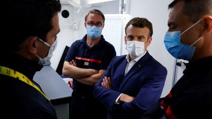 Emmanuel Macron, le chef de l'Etat, à l'arrivée de la 18e étape du Tour de France, le 15 juillet 2021. (THOMAS SAMSON / POOL / AFP)