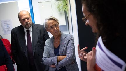 La Première ministre Elisabeth Borne (au centre) et le ministre de la Justice Eric Dupond-Moretti (à gauche)&nbsp;lors d'une&nbsp;visite à l'association Femmes Solidaires 91 à Ris-Orangis pour le troisième anniversaire du Grenelle contre la violence conjugale, le 2 septembre 2022. (RAPHAEL LAFARGUE / POOL / AFP)