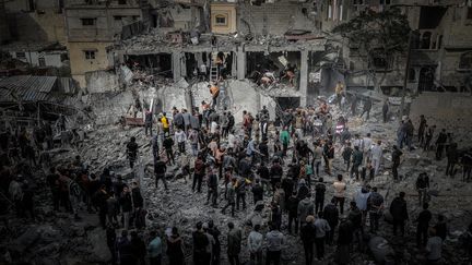 Residents and members of the civil defense search for rubble for survivors after an Israeli strike in Khan Yunes (Gaza Strip), December 7, 2023. (BELAL KHALED / ANADOLU / AFP)