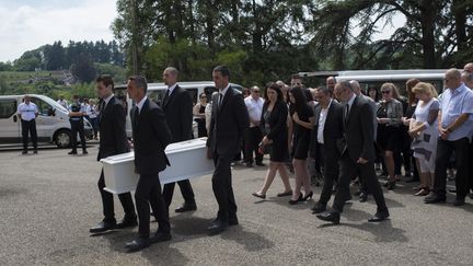 La famille de la petite Maëlys autour du cercueil de la fillette, le 2 juin 2018, à La-Tour-du-Pin (Isère). (ROMAIN LAFABREGUE / AFP)