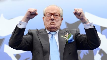 Le pr&eacute;sident d'honneur du Front national, Jean-Marie Le Pen, le 1er mai 2013 &agrave; Paris, lors du traditionnel d&eacute;fil&eacute; de son parti. (ERIC FEFERBERG / AFP)