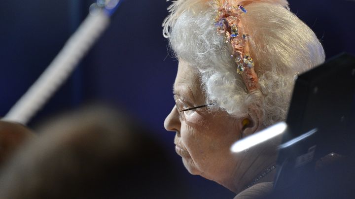 La reine Elizabeth II lors de la c&eacute;r&eacute;monie d'ouverture des Jeux olympiques de Londres, le 27 juillet. (TOBY MELVILLE / POOL)