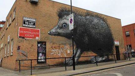 The Hedgehog (le hérisson) signé de l'artiste ROA.  Chance street, quartier de Shoreditch, Londres. Avril 2012.
 (Streetartlondon.co.uk)