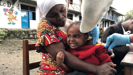 Une fillette en train de se faire vacciner contre la rougeole dans son école, à Goma (République démocratique du Congo), le 11 décembre 2019. (REUTERS)