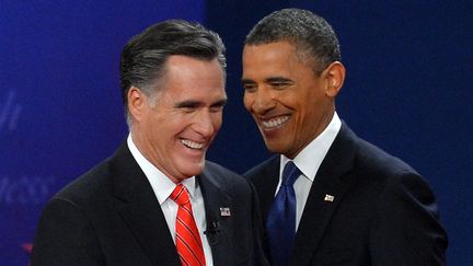 Mitt Romney et Barack Obama &agrave; l'issue du d&eacute;bat de Denver, dans le Colorado (Etats-Unis), le 3 octobre 2012. (JEWEL SAMAD / AFP)