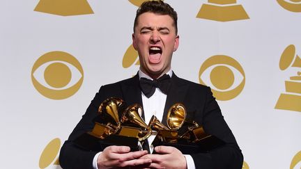 Sam Smith porte ses quatre Grammys dans les bras, dimanche 8 f&eacute;vrier 2015, &agrave; Los Angeles (Etats-Unis).&nbsp;&nbsp;&nbsp; (FREDERIC J. BROWN / AFP)