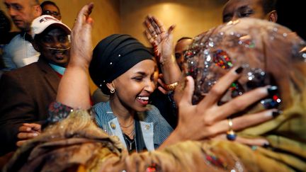 Elle est l'une des deux premières femmes musulmanes à entrer au Congrès américain. La candidate démocrate&nbsp;Ilhan Omar (élue), réfugiée somalienne, lors de la soirée électorale, à Minneapolis (Minnesota), le 6 novembre 2018. (ERIC MILLER / REUTERS)