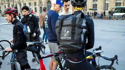 Un ancien livreur Take Eat Easy est photographié de dos, le 15 mars 2017, à Paris. (BRUNO LEVESQUE / MAXPPP)