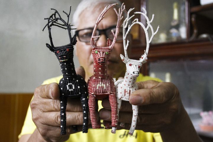 Nguyen Truong Chinh, père d'un détenu, présente les figurines réalisées par son fils, le 24 avril à Hai Duong
 (Nhac Nguyen / AFP)