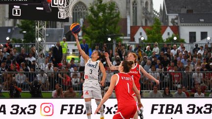 Hortense Limouzin de l'équipe de France de basket 3x3 lors de la finale de la Coupe du monde face au Canada, à Anvers, le 26 juin 2022, en Belgique. (REN PENGFEI / XINHUA / MAXPPP)