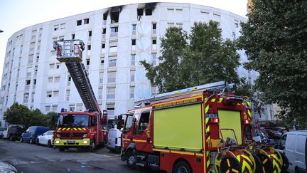 Sept personnes, dont trois enfants de 5, 7 et 10 ans et un adolescent de 17 ans, sont mortes dans un incendie dans la nuit du mercredi 17 juillet au jeudi 18 juillet 2024, à Nice. (VALERY HACHE / AFP)