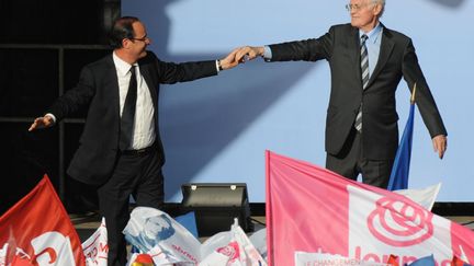 J-3 Fran&ccedil;ois Hollande (G) et l'ancien Premier ministre Lionel Jospin sur la sc&egrave;ne lors du dernier grand meeting du candidat socialiste &agrave; Toulouse (Haute-Garonne), le 3 mai 2012. (PASCAL PAVANI / AFP)