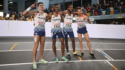 La France célèbre sa médaille d'argent sur le relais 4x400m à Istanbul, à l'occasion des championnats d'Europe d'athlétisme en salle, dimanche 5 mars 2023. (OZAN KOSE / AFP)