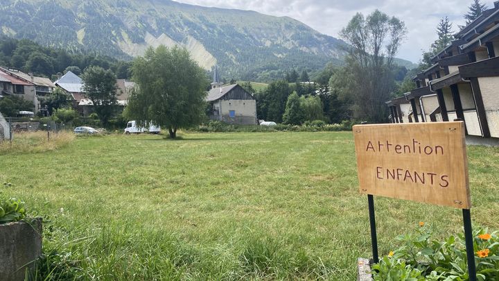 Alors que dans le village du Vernet (Alpes-de-Hautes-Provence), il est courant de voir des enfants jouer sans l'accompagnement d'adultes, un panneau signale leur présence pour inciter à la vigilance, le 18 juillet 2023. (ELOISE BARTOLI / FRANCEINFO)