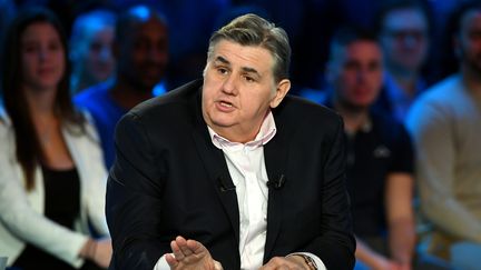 Le journaliste Pierre Ménès sur le plateau du "Canal Football Club" sur Canal+, le 27 mars 2016, à Paris. (FRANCK FIFE / AFP)