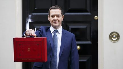 Le ministre des Finances, George Osborne, devant le 11&nbsp;Downing Street &agrave; Londres, le 8 juillet 2015. (TOLGA AKMEN / ANADOLU AGENCY)