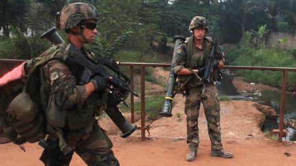 Des soldats fran&ccedil;ais patrouillent &agrave; Bangui, la capitale centrafricaine, le 26 d&eacute;cembre 2013.&nbsp; (ANDREEA CAMPEANU / REUTERS)