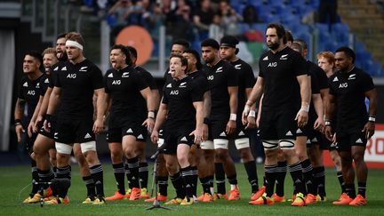 Avant leur match face à l'Italie, les All-Blacks effectuent leur traditionnel haka. (FILIPPO MONTEFORTE / AFP)