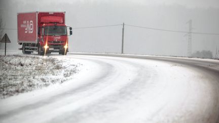 Des chutes de neige ont rendu la chauss&eacute;e glissante pr&egrave;s de Montb&eacute;liard, dans le Doubs, mardi 15 janvier 2013.&nbsp; (MAXPPP)